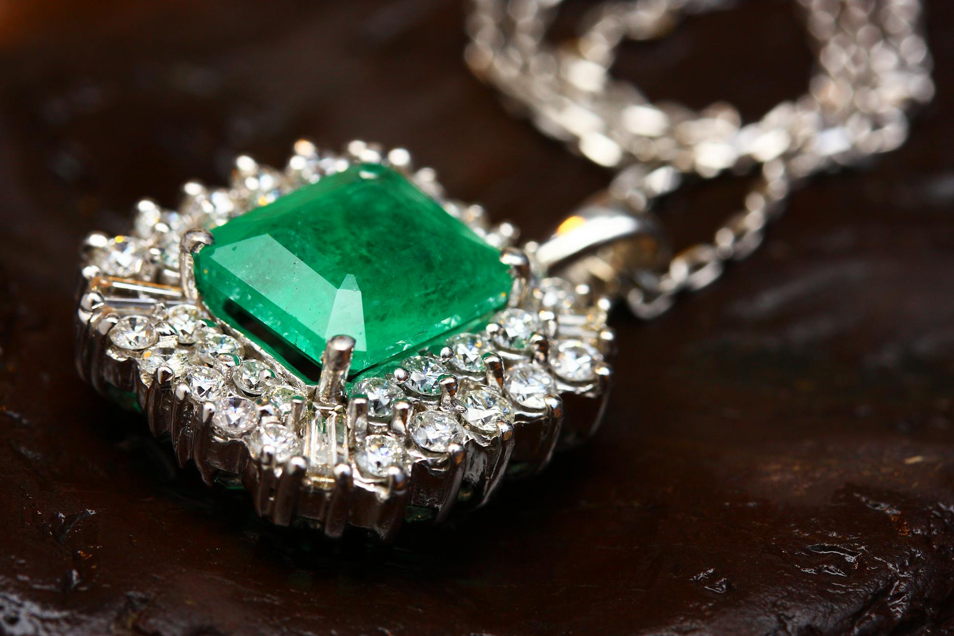 Open jewelry box with emerald and gold pieces representing the personal possessions ruled by the 2nd house